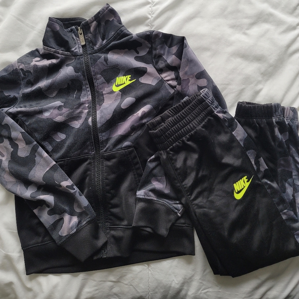 Nike 5t track suit